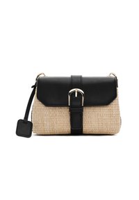 Borsa a mano in pelle nera e paglia intrecciata, con pattina superiore, hardware dorato, dettaglio con fibbia e tracolla regolabile. Superficie testurizzata.