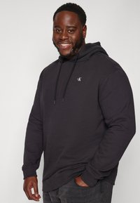 Calvin Klein Jeans Plus PLUS BOLD BACK REGULAR HOODIE - Melegítőfelső - black