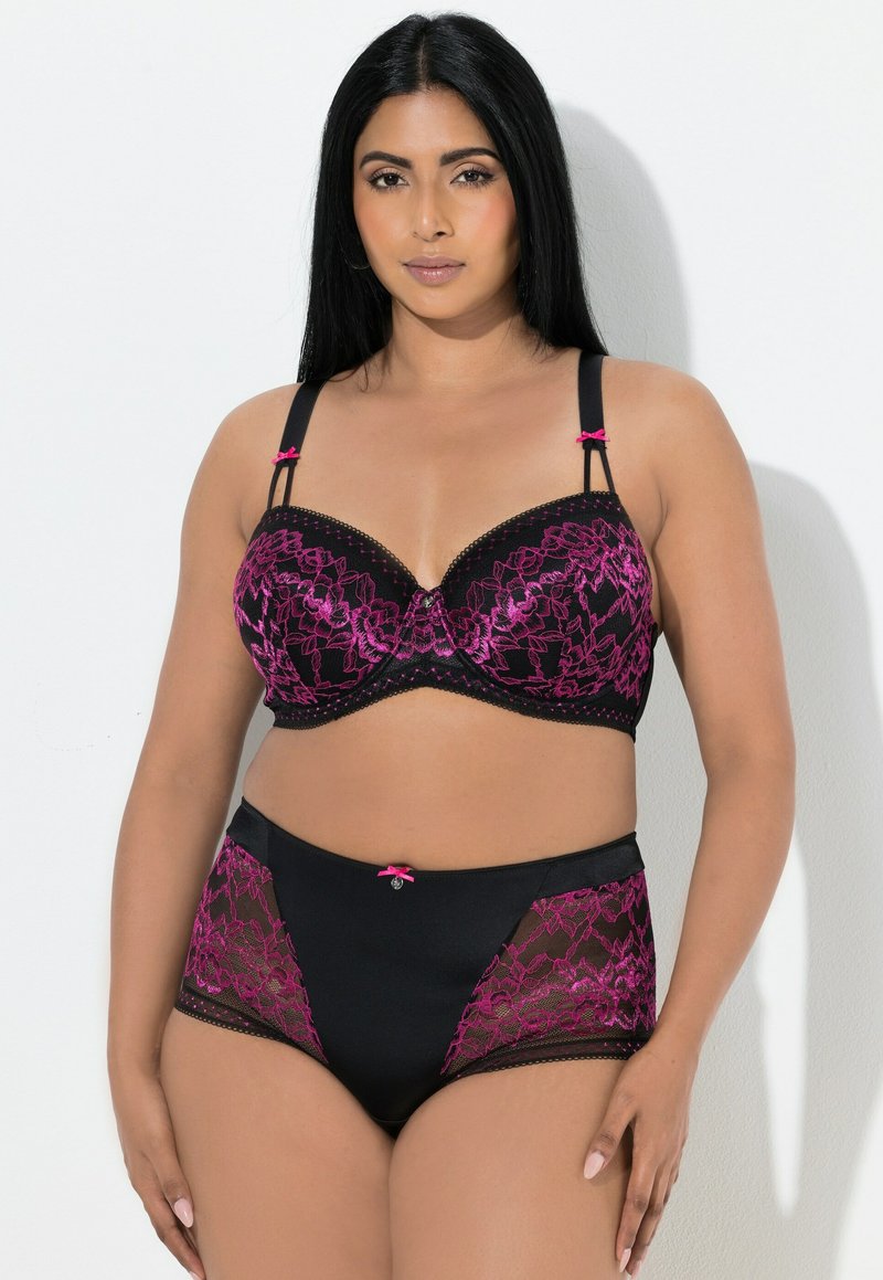 Sort bh og højtsiddende trusser med lyserøde blomsterblonde-detaljer og en lille sløjfe. Materialet er glat med et tekstureret blondeoverflade.