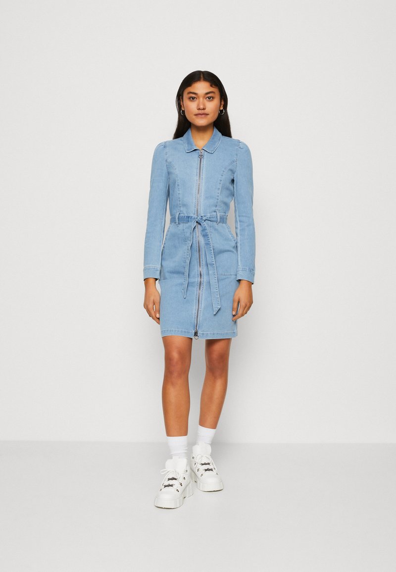 ONLY - ONLNEW CHIGO DRESS - Denimové šaty - light blue denim, Zvětšit