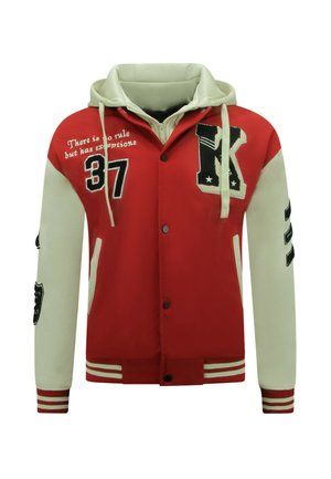 Rode en witte varsitystijl jas met capuchon, voorste knopen, geborduurde cijfers en tekst, met contrasterende gestreepte manchetten en zakken.