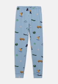 Ανοιχτόγαλανη πυτζάμα από απαλό ύφασμα με παιχνιδιάρικο σχέδιο από ζώα, εξοπλισμό αθλητισμού και πράσινα μήλα σε διάφορα χρώματα.