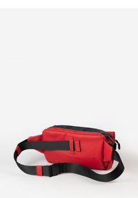 Borsa a tracolla rossa in tessuto con cerniera e tracolla neri. Caratterizzata da una forma rettangolare piatta con una finitura testurizzata e hardware resistente.