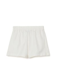 Pantalones cortos blancos hechos de una tela suave, con una cinturilla elástica. Tienen un diseño simple y recto, con detalles de costura mínimos.
