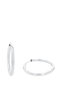 Pendientes de aro de plata con una superficie lisa y pulida; un pendiente está ligeramente abierto mientras que el otro está completamente cerrado, mostrando una forma circular.