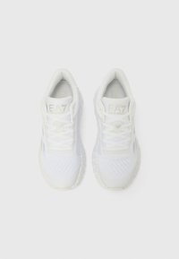 Fehér sportcipők hálós felsőrésszel, texturált részletekkel és tartós gumitalppal. A nyelvén ezüst színű márkajelzéssel.