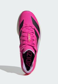 Lagani trkački tenisice u vibrirajuće ružičastoj s crnim akcentima. Imaju teksturirani gornji dio, podstavljeni jezik i odvažno ADIZERO brendiranje na ulošku.