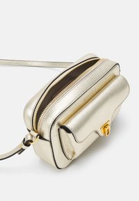Coccinelle BEAT SOFT - Borsa a tracolla - pale gold