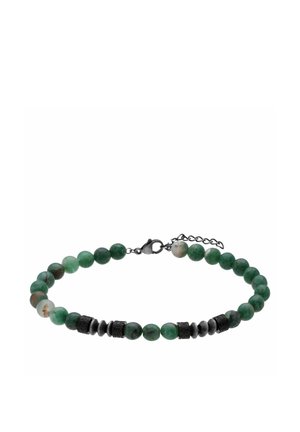 Bracelet à perles vertes avec des accents en métal noir et une fermeture mousqueton, posé à plat sur un fond blanc.