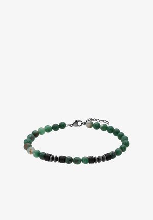 Groene kralenarmband met zwarte metalen accenten en een karabijnsluiting, plat liggend op een witte achtergrond.