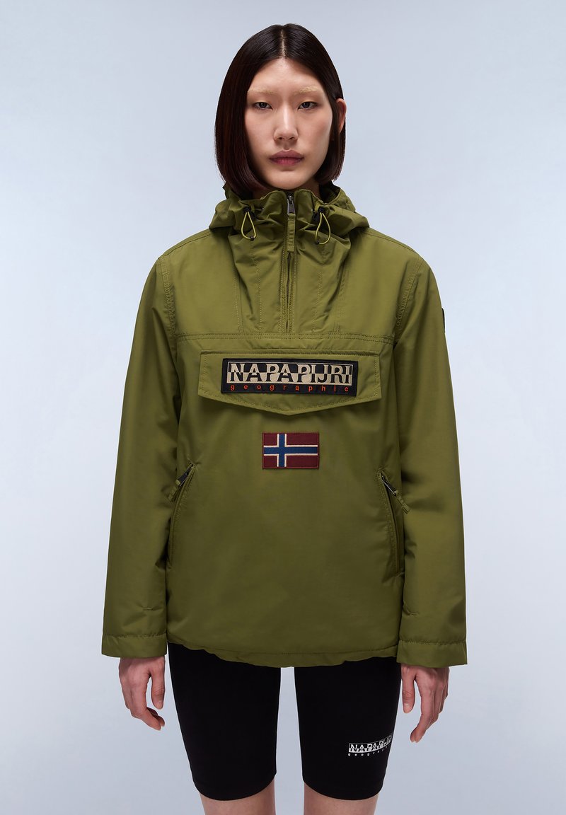 Olivgrüner kapuzenpulli mit Reißverschlusskragen, ausgestattet mit einer großen Fronttasche, gesticktem Logo und Norwegen-Flaggen-Patch. Sichtbare schwarze Shorts.
