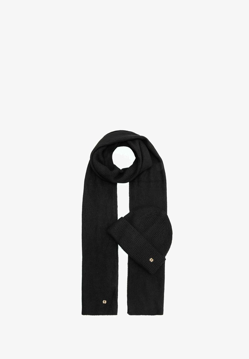 Czarny dzianinowy szalik o prążkowanej teksturze, w zestawie z dopasowaną czapką. Oba elementy mają mały metalowy akcent z logo.