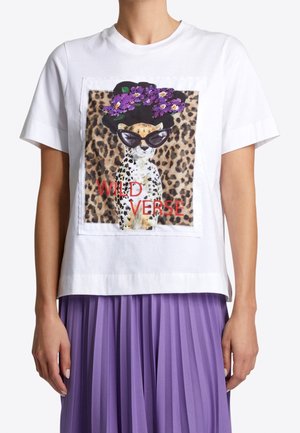 Weißes Baumwoll-T-Shirt mit einem Leoparden-Print, lila Blumen und großen schwarzen Sonnenbrillen. Der Text lautet "WILD VERSE" in Rot.