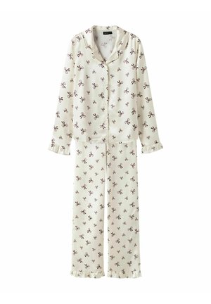 Witte pyjama set met een zachte, zijdezachte textuur, voorzien van een herhaald bruin strikpatroon, een knoopsluiting aan de bovenkant met kraag en een rucherand aan de broekspijpen.