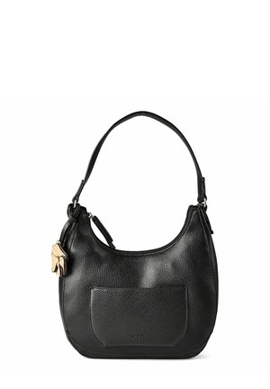 Borsa nera in pelle testurizzata con manico superiore curvo, tasca frontale e charm a forma di fiore beige attaccato al lato.