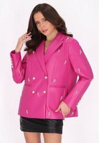 Blazer in finta pelle rosa con decorazioni in perle, design doppiopetto, revers affilati e due tasche frontali.