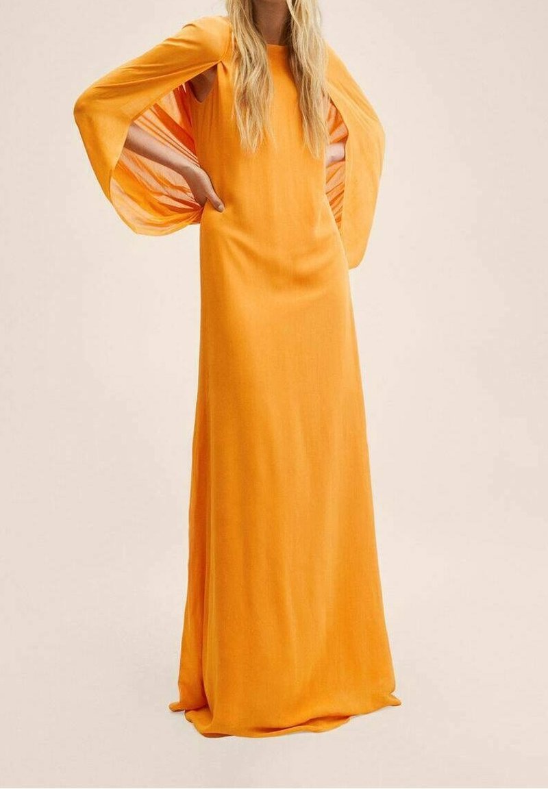 Longue robe orange fluide en tissu léger, dotée de larges manches évasées et d'un encolure simple, avec une surface lisse et sans ornements.