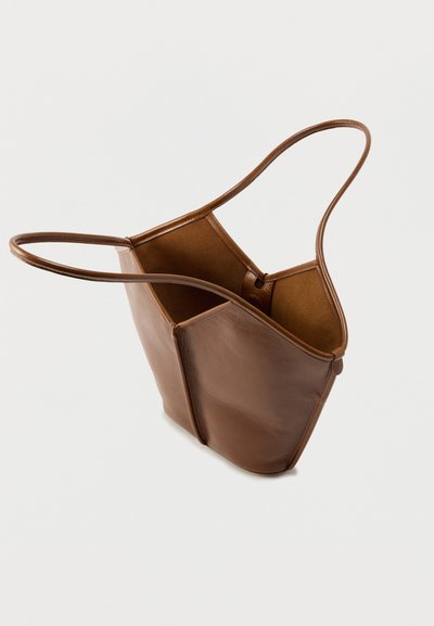 Ταμπά δερμάτινη τσάντα tote με δομημένο σχεδιασμό, ανοιχτό πάνω μέρος και μακριά, λεπτά λουριά. Λείο υφή και μινιμαλιστική αισθητική.