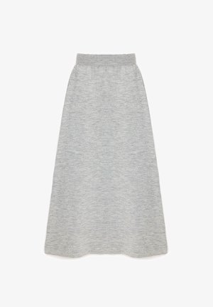 Falda de punto gris con cinturilla elástica, forma en A y textura suave. Presenta un corte a medio largo y sin patrones ni acentos visibles.