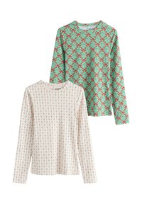 Deux chemises à manches longues : une vert menthe avec des motifs rouges, et une crème avec des motifs floraux verts. Matière en coton doux, cols ronds.