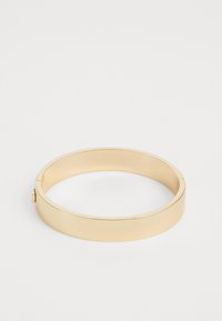 Goldener Metallbangle-Armband, glatte Oberfläche, kreisförmige Form, verfügt über einen seitlichen Verschluss, minimalistisches Design ohne Verzierungen.