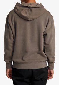 Grijze hoodie met een textuur aan de binnenkant, ribbels aan de mouwen en de tailleband. De achterkant heeft een eenvoudig ontwerp zonder zichtbare logo's of patronen.
