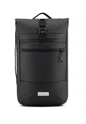 Zaino roll-top nero realizzato in tessuto resistente. Caratterizzato da una tasca con cerniera frontale, spallacci regolabili e un patch con il logo nella parte inferiore.