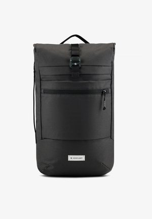 Zwarte rolltop rugzak gemaakt van duurzaam materiaal. Voorzien van een voorvak met rits, verstelbare schouderbanden en een logo-patch aan de onderkant.