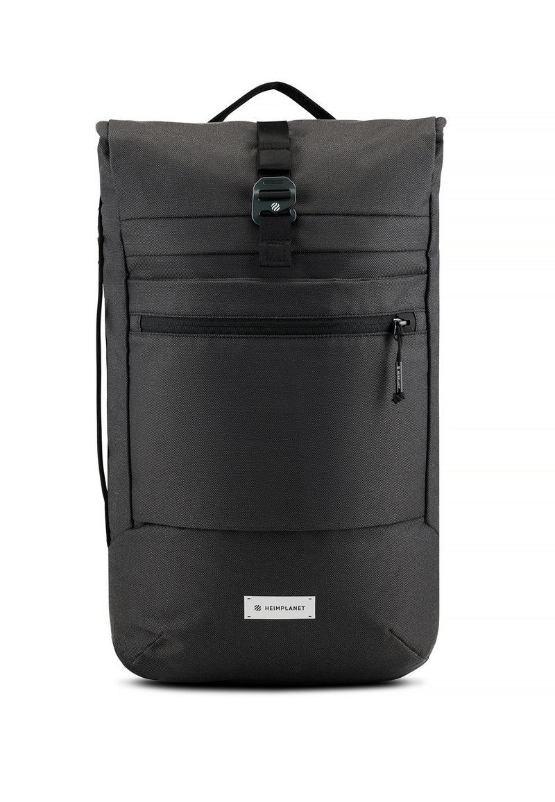 Sac à dos noir à rabat fabriqué en tissu durable. Doté d'une poche zippée à l'avant, de bretelles ajustables et d'un patch logo en bas.