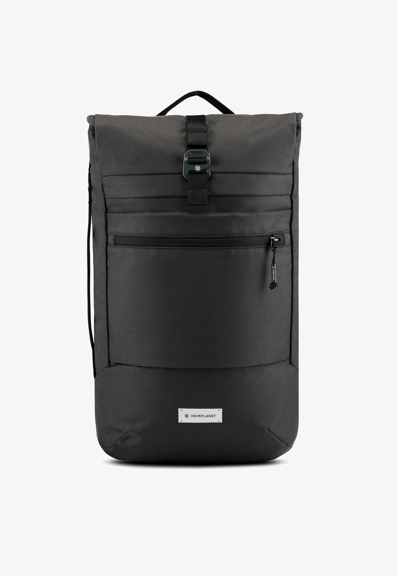 Sac à dos noir à rabat fabriqué en tissu durable. Doté d'une poche zippée à l'avant, de bretelles ajustables et d'un patch logo en bas.