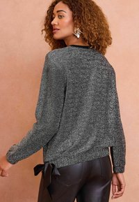 Love & Roses Pusa - silver metallic tie side