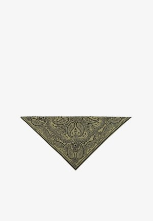 Zielona chustka w wzór paisley z misternymi czarnymi wzorami, wykonana z miękkiego materiału, ma kształt trójkąta i kontrastującą czarną bordiurę.
