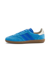 Baskets en daim bleu avec des rayures bleues, semelle en caoutchouc marron, patch blanc au talon et lacets bleus, vues de profil sur fond blanc.
