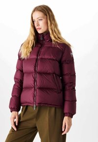 Giacca puffer borgogna con colletto alto, chiusura con zip e polsini elasticizzati. Presenta motivi a quadri orizzontali e tasche laterali.