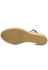 Lichtbruine wedge sandaal met een geweven jute bovenkant, gestructureerde rubberen zool en verstelbare metalen gesp. Maat 39 aangegeven op de zool.