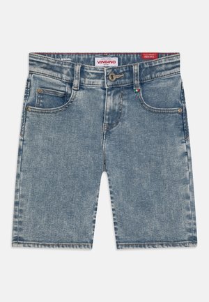 Lyseblå denimshorts med forlommer, bæltestropper, knaplukning og rød label indeni linningen med mærket "Vingino".