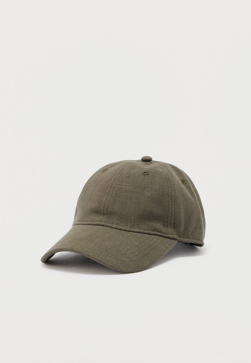 Casquette de baseball en coton vert olive avec panneaux cousus et visière courbée sur fond blanc.