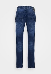 Tmavě modré denimové džíny s přímým střihem, dvojitými zadními kapsami a jemným vyblednutím, s koženou nášivkou se značkou na pase.