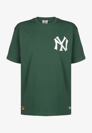 T-shirt vert foncé à manches courtes avec le logo blanc des New York Yankees sur le côté gauche de la poitrine et de petits logos MLB et New Era près de l'ourlet.