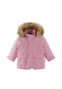 Różowa wodoodporna kurtka z kapturem z sztucznym futrem, dwiema przednimi kieszeniami i zapięciem na zamek błyskawiczny. Wyposażona w podwinięte rękawy i odblaskowe akcenty.