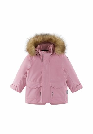 Rosa wasserdichte Jacke mit einer Kapuze aus Kunstfell, zwei Fronttaschen und einem Reißverschluss vorne. Sie hat aufgeschlagene Ärmel und reflektierende Akzente.