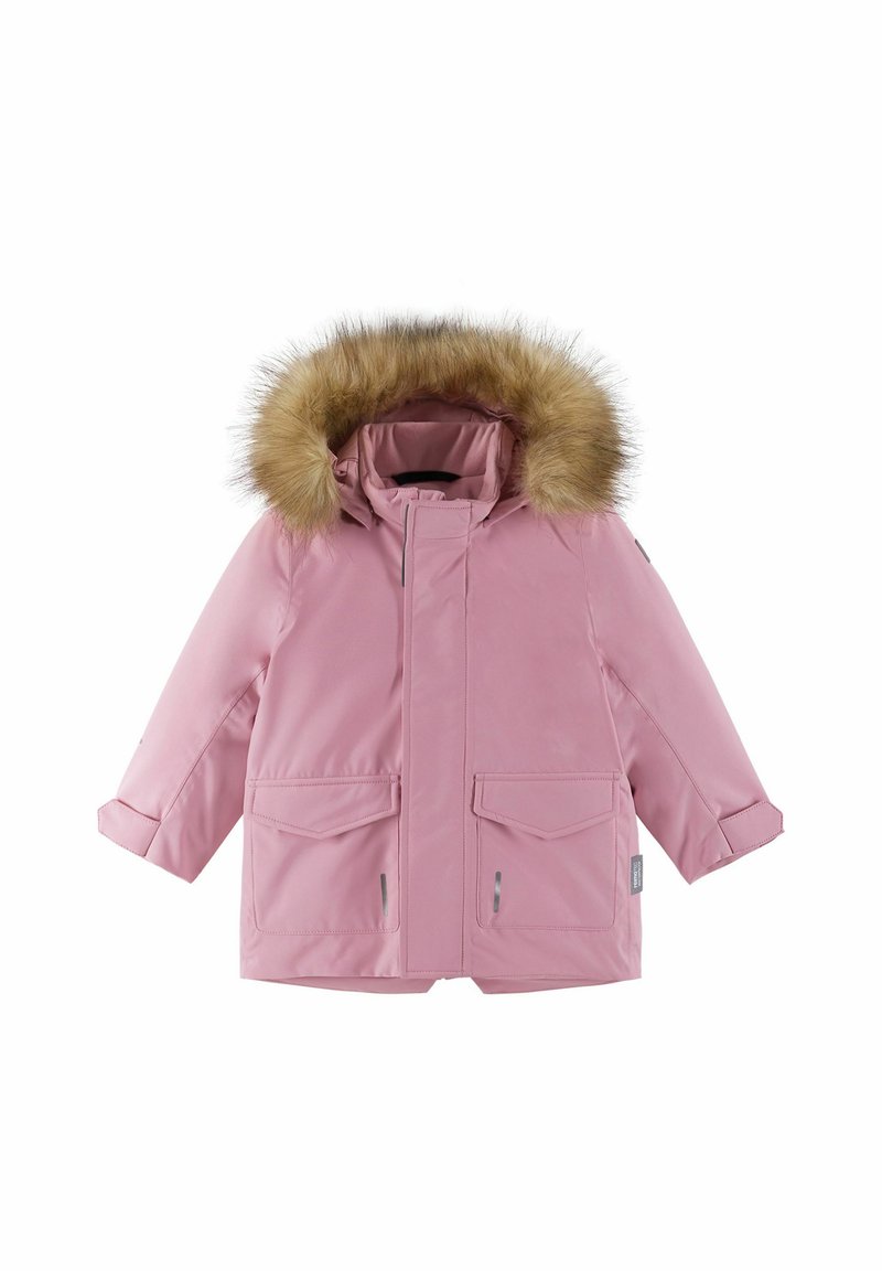 Różowa wodoodporna kurtka z kapturem z sztucznym futrem, dwiema przednimi kieszeniami i zapięciem na zamek błyskawiczny. Wyposażona w podwinięte rękawy i odblaskowe akcenty.