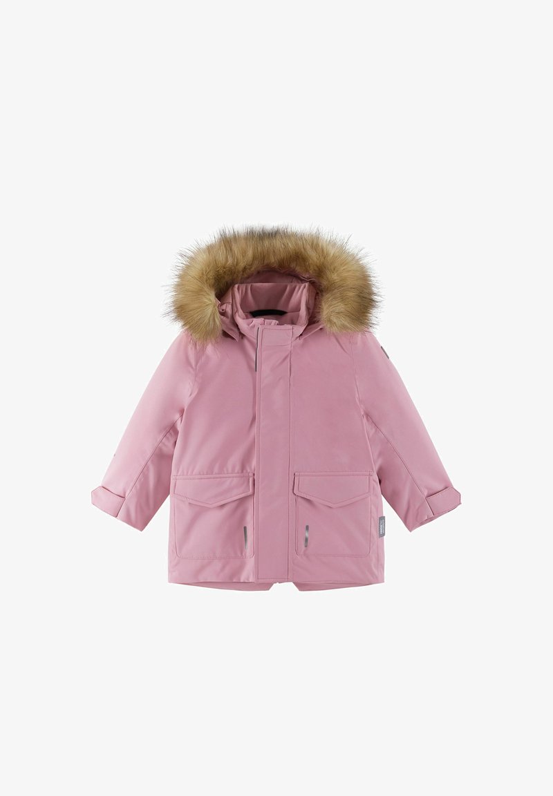 Różowa wodoodporna kurtka z kapturem z sztucznym futrem, dwiema przednimi kieszeniami i zapięciem na zamek błyskawiczny. Wyposażona w podwinięte rękawy i odblaskowe akcenty.