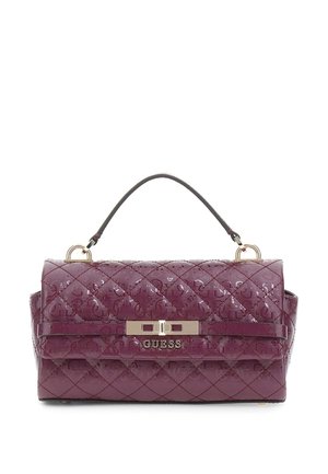 Sac à main violet matelassé avec une finition brillante, doté d'un fermoir doré et d'une courte poignée pour le transport. Logo de la marque en métal visible.