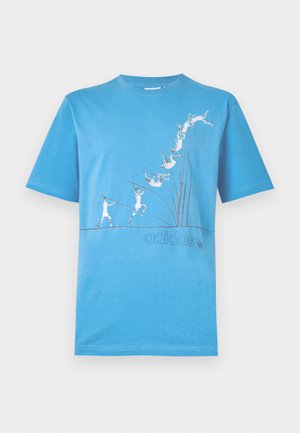 Mėlyna medvilninė marškinėlių su grafiniu spausdiniu, vaizduojančiu judančius stilizuotus figūras, su Adidas logotipu tamsesnėje spalvoje šalia apvado.