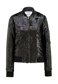Czarna kurtka bomber pokryta cekinami, z przednim zamkiem błyskawicznym, prążkowanym kołnierzem i mankietami. Posiada boczną kieszeń na zamek.