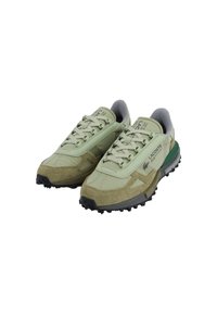 Zapatillas Lacoste en verde claro y beige con suela texturizada, diseño con cordones y logo en el lateral, mostradas sobre un fondo blanco liso.