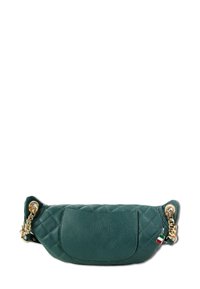 Quilted teal leren handtas met gouden kettingaccenten. Voorzien van een voorkantvak en een gestructureerde afwerking. Compacte, ovale vorm met ronde hoeken.