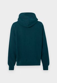 Dunkelblaugrüner Hoodie mit großer Kapuze, langen Ärmeln und gerippten Bündchen. Aus einem weichen Stoff hergestellt, mit einem schlichten Design und ohne sichtbare Muster.