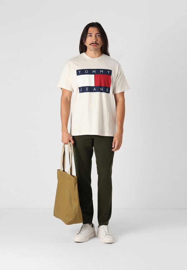 BIG FLAG TEE - Print T-shirt - oat2